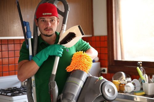 Eve gelen temizlikçinin yaptığı işi kontrol eder misiniz?