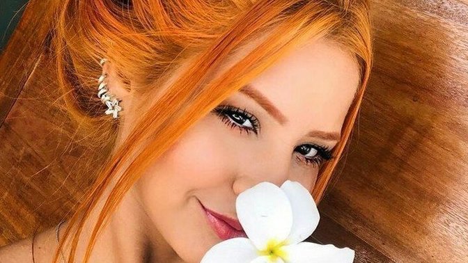 Fırından çıkmış gibi taze, yeni boyanmış saçlar ben burdayım der mi?