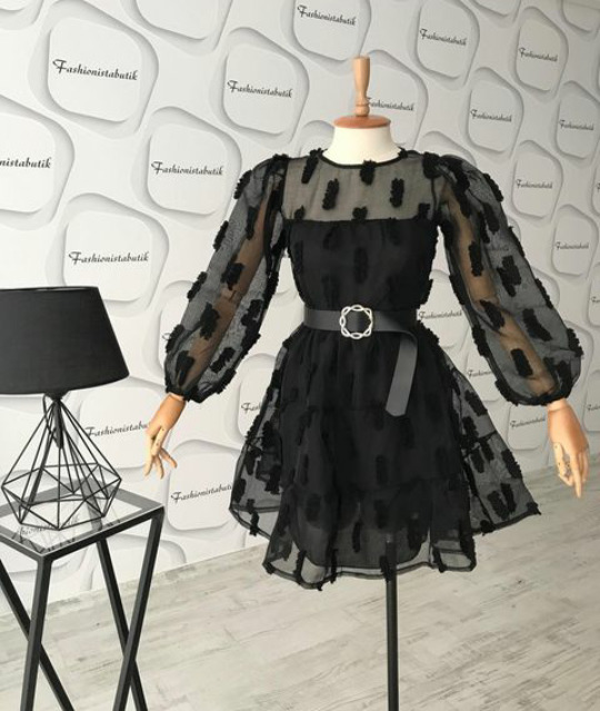 Arkadaşlar bu elbiseye ne tür saç modeli olur resmi falan varsa ya da modelini atarmısınız.