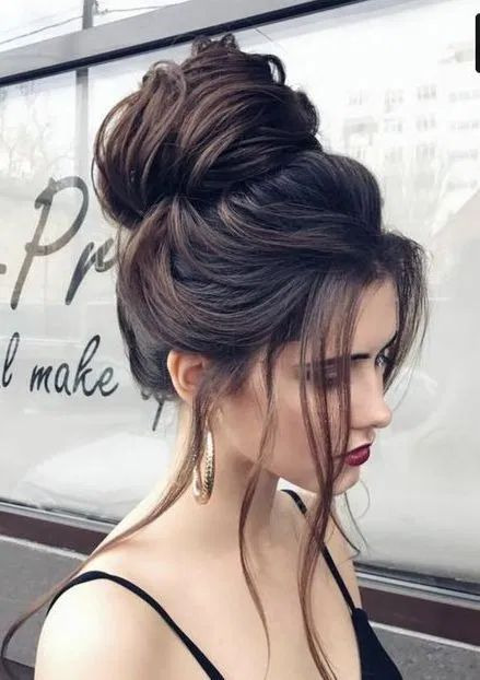 Bu elbiseye hangi saç modeli olur?