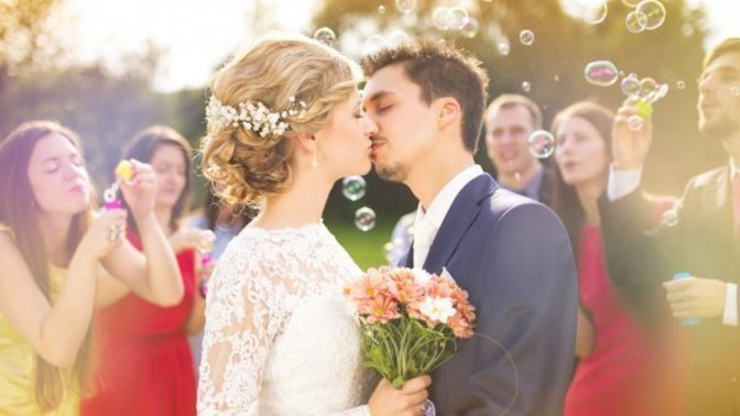 Düğünde gelin ve damat öpüşemez mi?