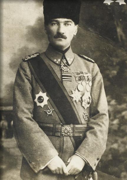 Atatürkün bir çok yerde Osmanlı düşmanı olarak lanse edilmesi hakkında ne düşünüyorsunuz?
