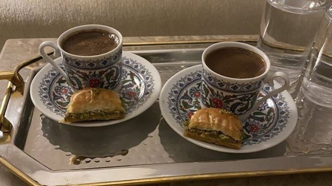 Kahvenin yanına şerbetli tatlı yakışır mı?