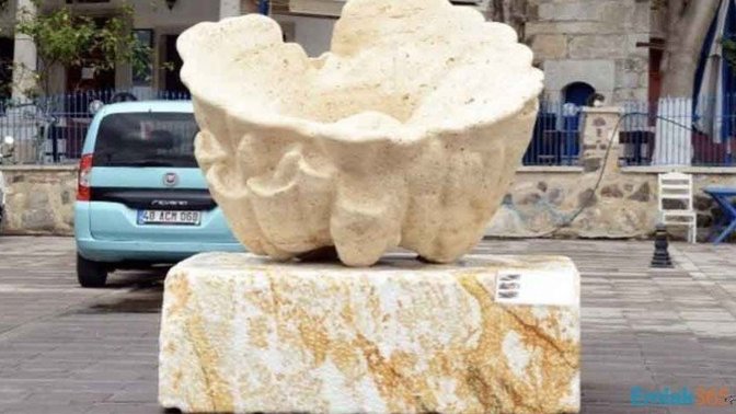 Bodrum Belediyesi'nin yaptığı sünger heykeli hakkında ne düşünüyorsunuz?