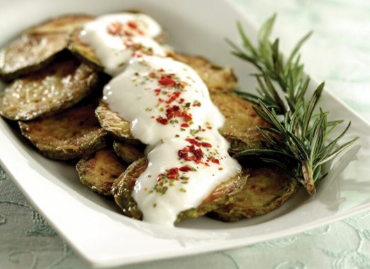 Etli patlıcan yemeğinin yanına ne yapılır?