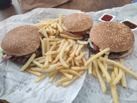 Bir oturuşta kaç tane hamburger yiyebilirsin?