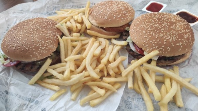Bir oturuşta kaç tane hamburger yiyebilirsin?