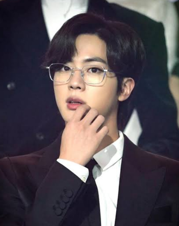 Gözlüklü Worldwide Handsome Kim Seok-Jin. ♥♥♥