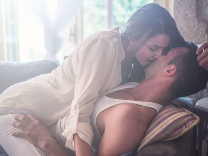 Sekste tecrübesiz bir partner kendini daha güçlü ve daha iyi hissetmeni sağlar mı?