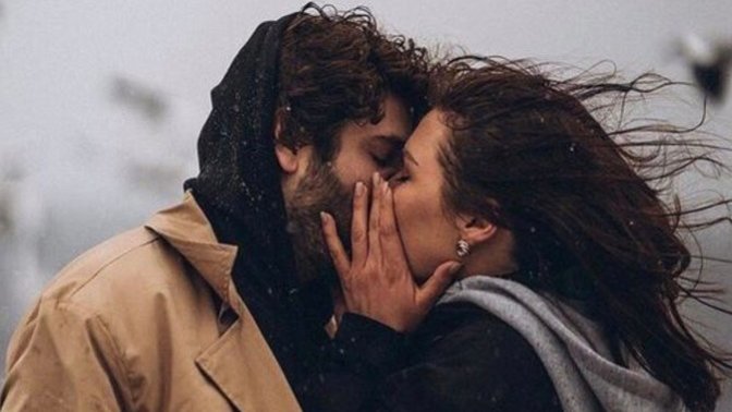 Eşlerin birbirlerine sevgisini göstermesi ülkemizde neden anormal karşılanıyor?