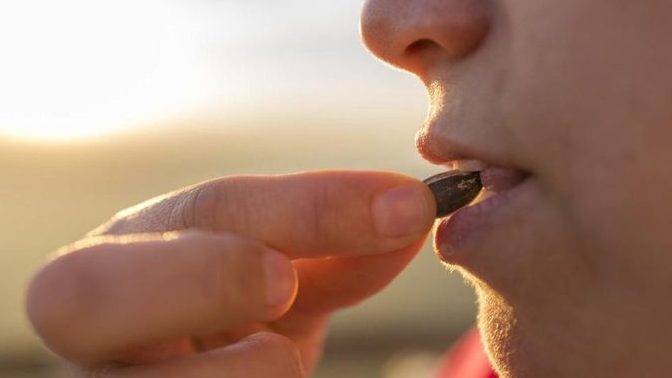 Tuzlu çekirdek sizin de dudaklarınızı uyuşturup dolgunlaştırıyor mu?