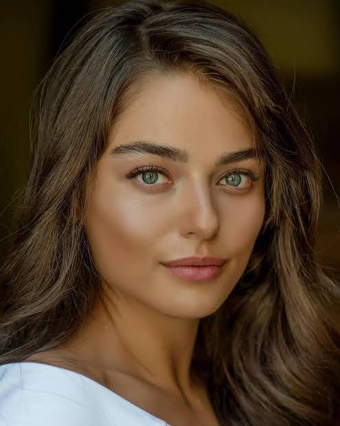 Hande Erçel Ayça Ayşin Turandan daha güzel değil mi?