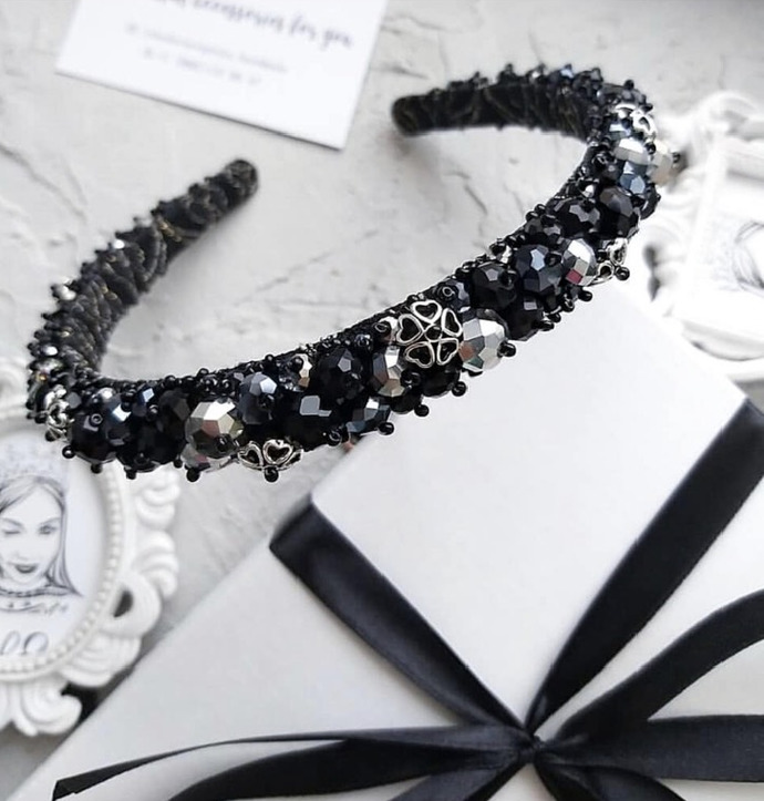Günlük saçta ışıltılı headband kullanmak abartıya mı kaçar?