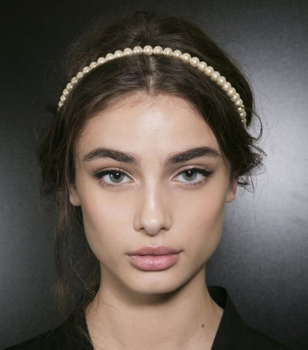 Günlük saçta ışıltılı headband kullanmak abartıya mı kaçar?
