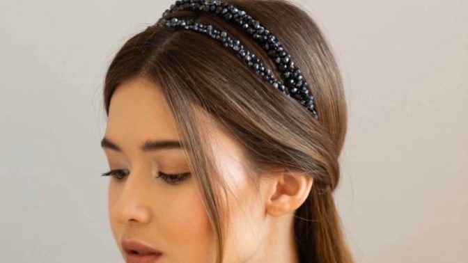 Günlük saçta ışıltılı headband kullanmak abartıya mı kaçar?