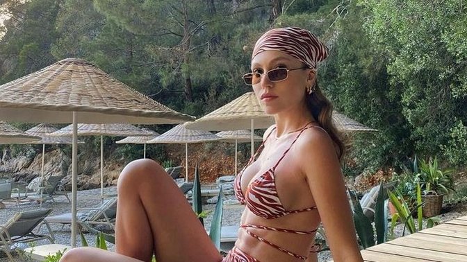 Yakın zamanda babasını kaybeden Duygu Özaslan tatilde! Sen bu durumda olsan ne yapardın?
