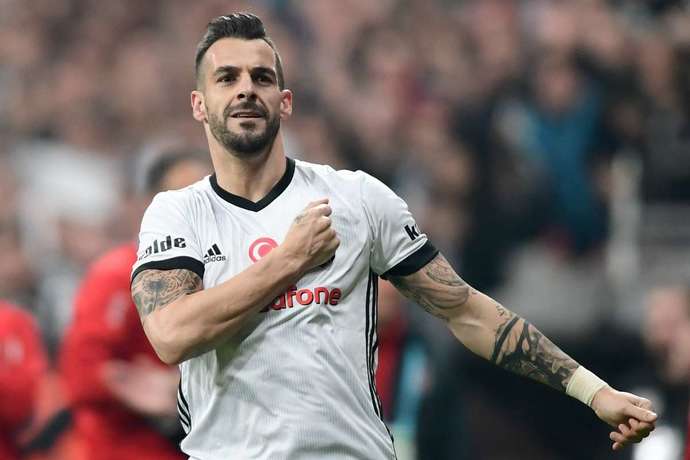 Sizce ülkemize büyük umutlarla transfer edilen ancak ülkemizde beklentiyi veremeyen en büyük hayal kırıklığı yaratan futbolcu kim?
