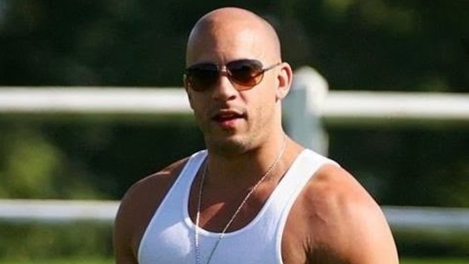 Atlet giyen erkek Brad Pitt olsa kimse bakmazmış! Beyaz atlet giyen erkek itici midir, çekici midir?