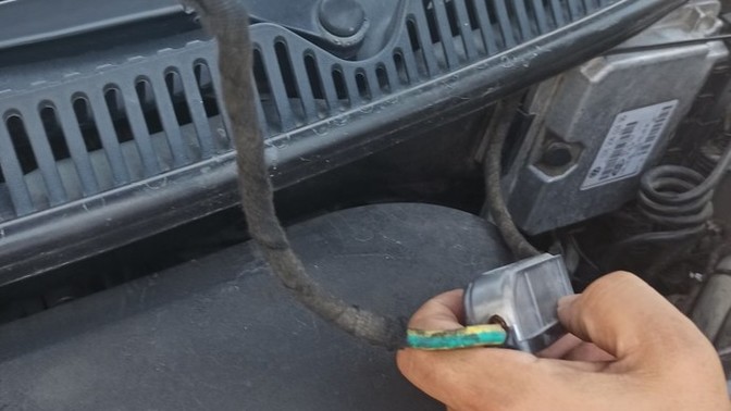 Yolda kaldık, arabada bu kablo boşta. Yardım edebilir misiniz?