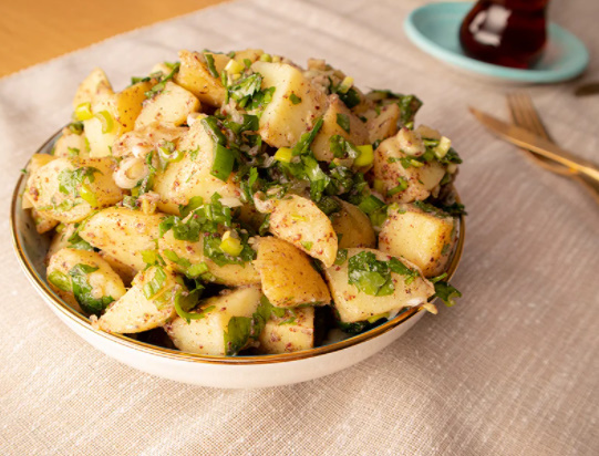 Günlerin vazgeçilmez lezzetlerinden hangisinin yapımı daha kolay; kısır mı, patates salatası mı?