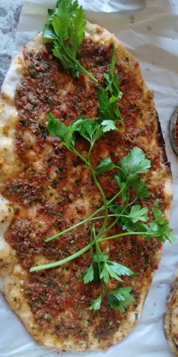Lahmacunun/pidenin yanına kola mı iyi gider ayran mı? Sizin tercihiniz hangisinden yana?