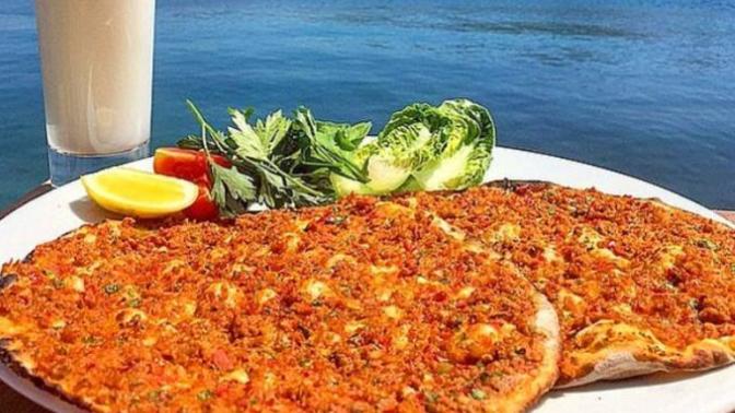 Lahmacunun/pidenin yanına kola mı iyi gider ayran mı? Sizin tercihiniz hangisinden yana?