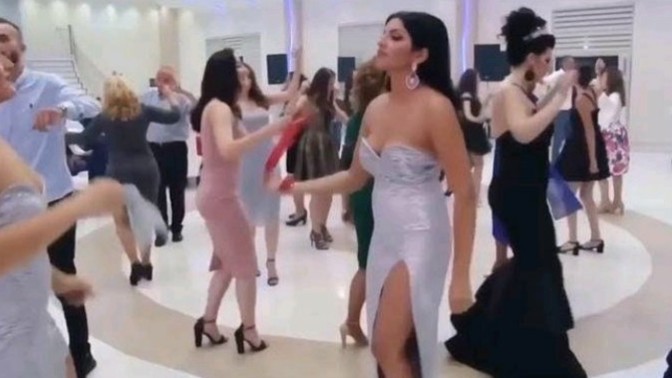 Sevgilinizin düğünlere gitmesini kıskanır mısınız?