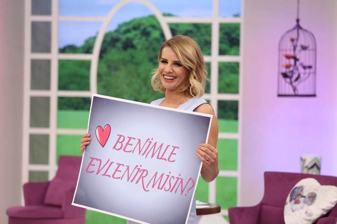 Bugünlük sitenin esra erolu olayım bari isteyen istediğini etiketlesin konuşun kaynaşın sevmek sevilmek güzel şeyler bunlar ❤