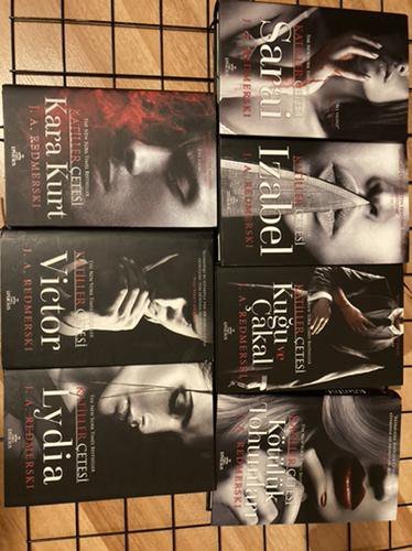 Katiller Çetesi Set 7 Kitap (Ciltli) - Normalde gerilim romanı ama fantastik türüne de sokabiliriz.