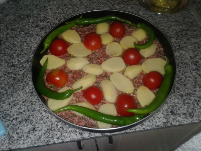 Normalde patates altta olur ama ben yukarı koymayı tercih ediyorum birazdan fırına giricek 🍜🍛🍲
