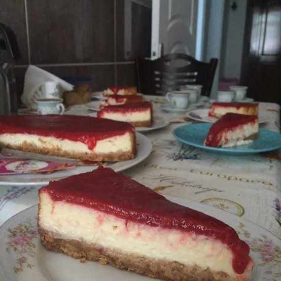 Kelepçeli kek kalıbı olmadan nasıl cheesecake yapabilirim?