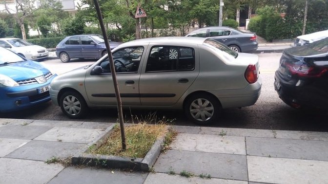 Park sensörü ve geri görüş kamerası olmadan dar yerlere park yapabiliyor musunuz? Böyle yerlere park etmeyi seviyor musunuz?