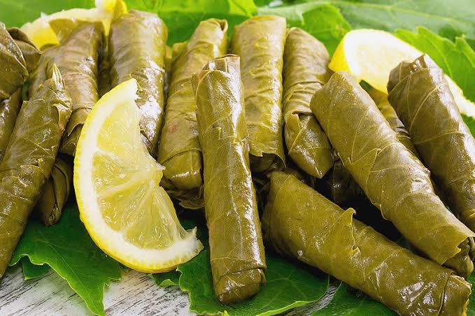 Yaprak sarması hafif ekşi mi daha iyi oluyor yoksa tatlı mı?