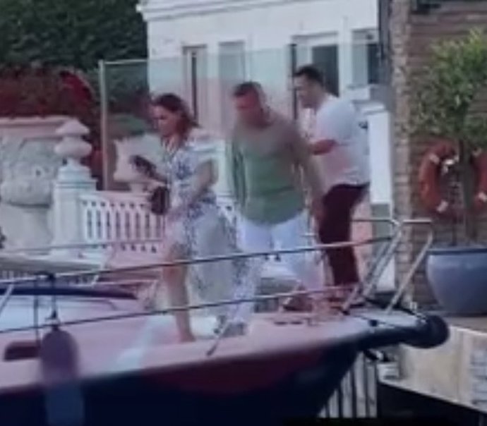 Buket Aydın Utanç duyuyorum dediği Emir Sarıgül ile yeniden birlikte! Sence neden barıştı?