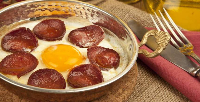 Kahvaltının yıldızı sucuklu yumurta mı menemen mi?