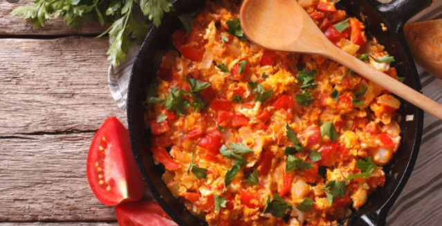 Kahvaltının yıldızı sucuklu yumurta mı menemen mi?