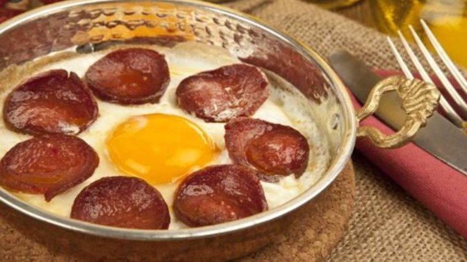 Kahvaltının yıldızı sucuklu yumurta mı menemen mi?