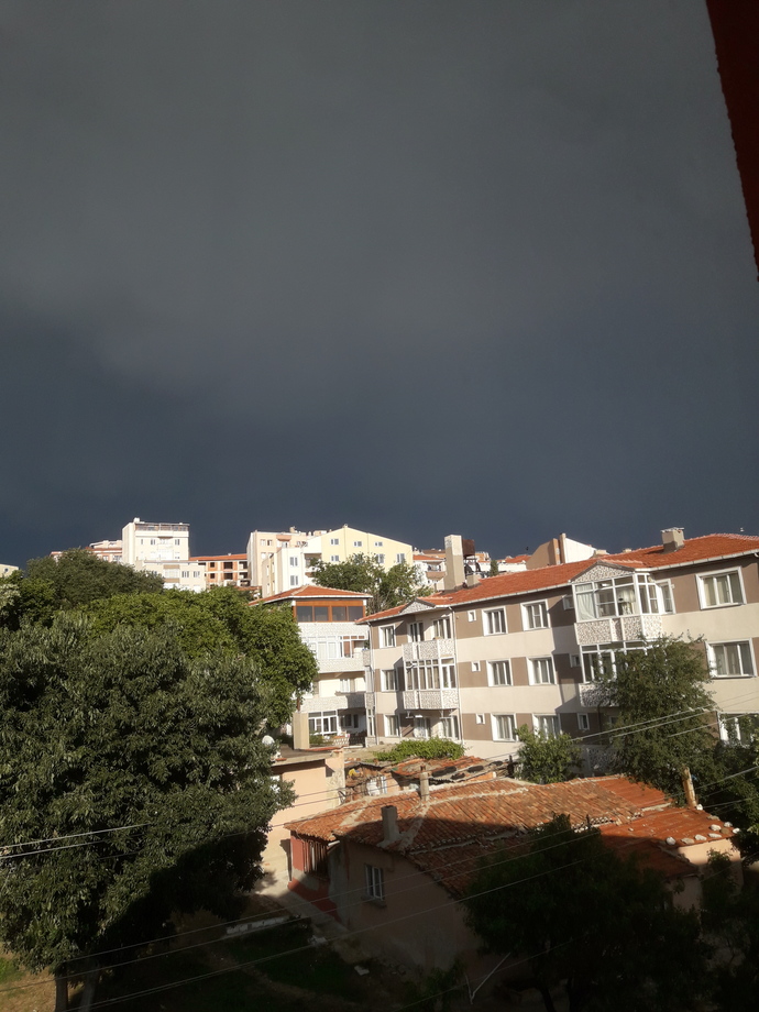 Binanin önü bulutlu arkasi gunesli (Edirne)