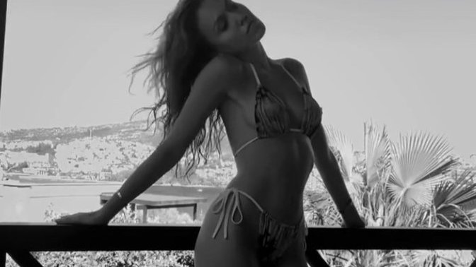 Babanın ölümünden 10 gün kadar sonra arka arkaya bikinili fotoğraf ve hikâyeler paylaşmak uygunsuz değil mi?