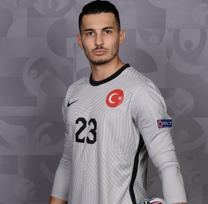 Bir insan neden bukadar yakisikli olmak zorunda?