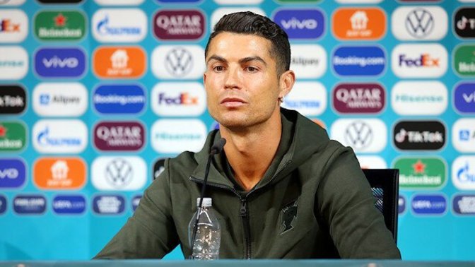 Cristiano Ronaldo basın toplantısında kola şişelerini kaldırarak, su için dedi! Siz gazlı içecekler tüketiyor musunuz?