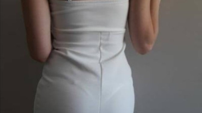 Bu kıyafetlerdeki tanga izi bilerek mi oluyor? Dikkatsizlik mi yoksa isteyerek mi gösteriliyor?