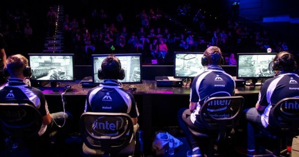 İyi bir PC toplayıp E-Sporcu olmak istiyorum, hangi oyunda başarılı olurum?