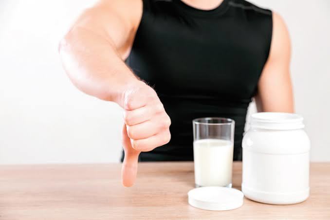 Protein tozu kullandıktan sonra karnım böyle şişti, normal mi?