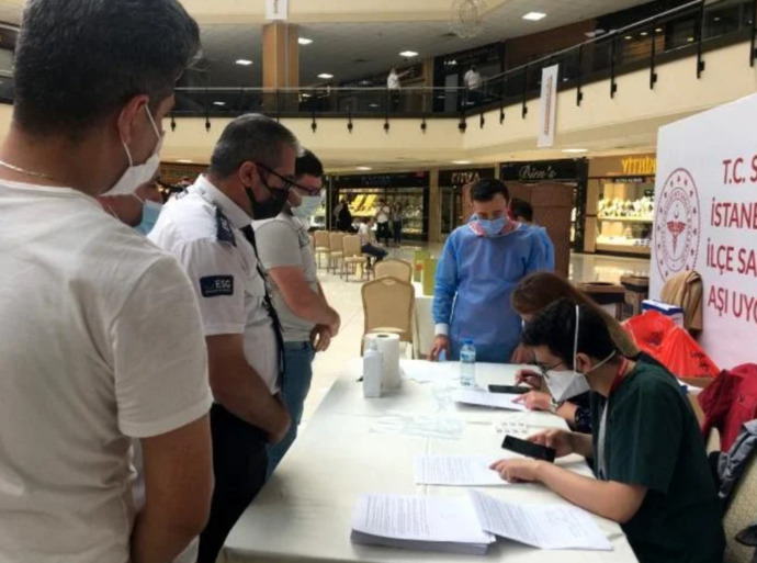 İstanbulda bazı AVMler de kurulan istasyonlarda randevusuz aşı yapılıyor. Sizler de aşı olmayı düşünüyor musunuz?