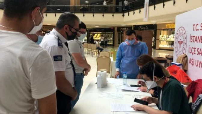 İstanbul'da bazı AVM'ler de kurulan istasyonlarda randevusuz aşı yapılıyor. Sizler de aşı olmayı düşünüyor musunuz?