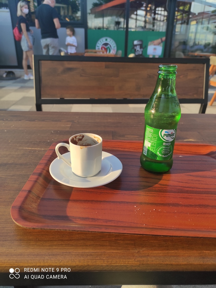 Tek başına bir cafede oturur musun?