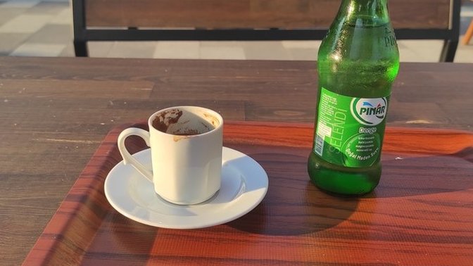 Tek başına bir cafede oturur musun?