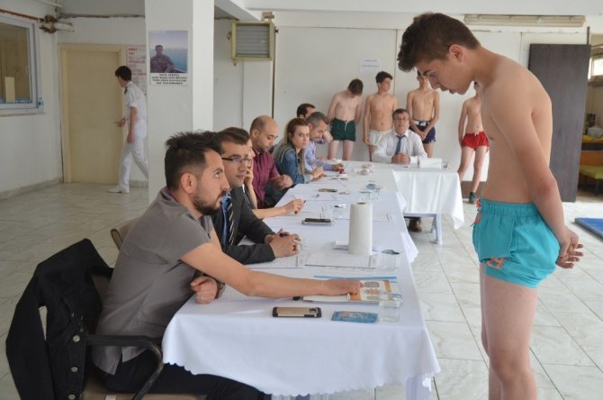 Denizcilik lisesine girişte kadın öğretmelerin önünde erkekleri soyuyorlar mı?