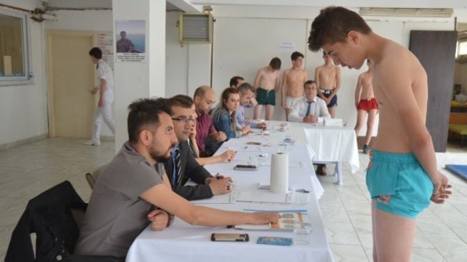 Denizcilik lisesine girişte kadın öğretmelerin önünde erkekleri soyuyorlar mı?